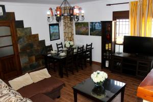 阿洛拉Casa Rural Caminito del Rey的客厅配有沙发和桌子