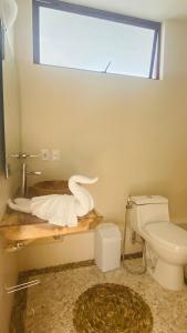锡瓦塔塔内霍Luana suites- Suite Nikté的一间带卫生间和窗户的浴室