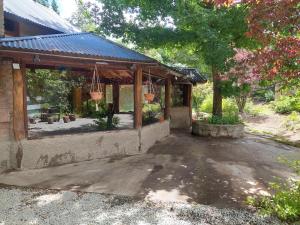 拉安戈斯图拉镇Los Rododendros的院子内有两个挂篮的亭子