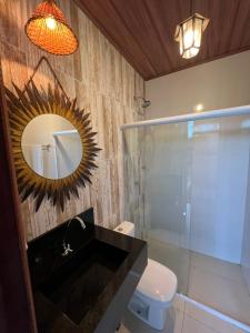 拉巴拉德纳圣米格尔Casa de Temporada - Barra de São Miguel的一间带水槽、镜子和卫生间的浴室