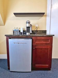 温斯洛普Winthrop Arms Hotel Restaurant Logan Airport的厨房配有水槽和冰箱
