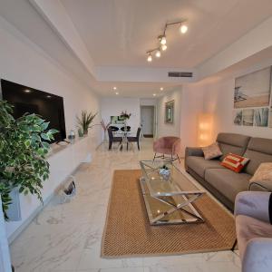 马拉加Casares del Mar Luxury Apartment的客厅配有沙发和桌子