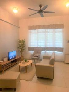 峇株巴辖Dedaun Homestay Batu Pahat的客厅配有吊扇和电视。