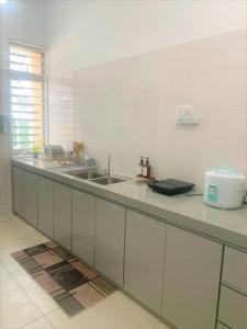 峇株巴辖Dedaun Homestay Batu Pahat的厨房配有水槽和台面