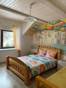 斯拉夫西克Pogar Inn的卧室配有一张带雨伞的墙壁床。