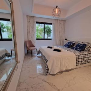 马拉加Casares del Mar Luxury Apartment的一间卧室配有一张床和镜子