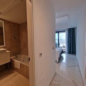 马拉加Casares del Mar Luxury Apartment的客房内的浴室设有床和浴缸
