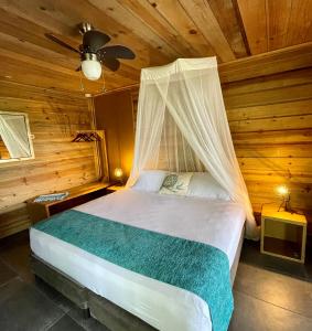 博卡斯德尔托罗Eden Jungle Lodge的一间卧室配有一张带蚊帐的床
