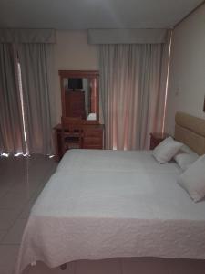 圣费尔南多罗马酒店 的卧室配有一张白色大床和镜子