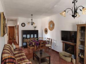奇克拉纳－德拉弗龙特拉Casa Rural Asgard的客厅配有沙发和桌子