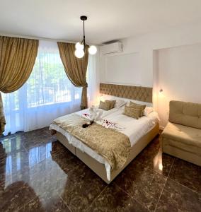 克兰内沃Villa Perla di Mare的一间卧室配有一张大床和一张沙发