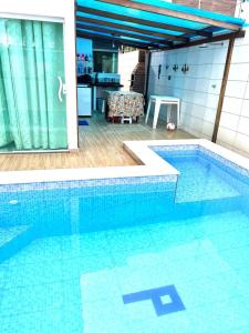 佩罗巴Casa de Luxo em Maragogi的蓝色的游泳池,