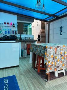 佩罗巴Casa de Luxo em Maragogi的厨房配有桌子和台面