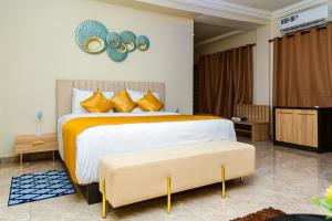 KasoaMarlin All Inclusive Resort的卧室配有带金色枕头的大床
