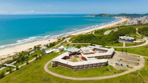 拉古纳Samba Laguna Tourist Hotel的海滩旁一座建筑的空中景观