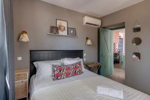 埃尔莫波利斯Alma Loca Syros的一间卧室配有一张床,另一间卧室设有走廊