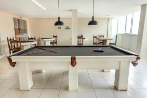 拉古纳Samba Laguna Tourist Hotel的一张位于房间中间的台球桌