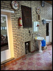 布哈拉Masturabonu Ravshan的一间带水槽和砖墙的浴室