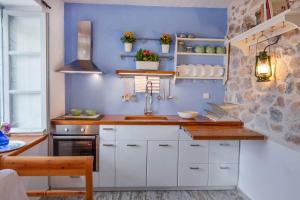 伊兹拉Braxos A beautiful rocky place的厨房设有水槽和蓝色的墙壁