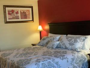 HiawathaFairBridge Inn Express Hiawatha的一间卧室配有一张带蓝色和白色枕头的床