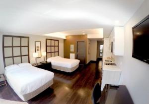 蒙特利尔M蒙特利尔旅馆的酒店客房设有两张床和一台平面电视。