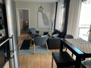斯德哥尔摩Haga 1 bedroom Apartment的客厅配有沙发、椅子和桌子