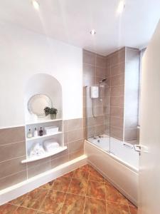 温德米尔The Elleray的设有带浴缸和淋浴的浴室。
