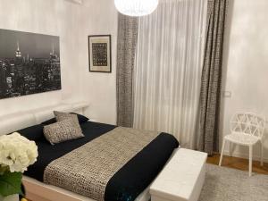 格罗塞托Thesan Lodge, chic & modern design apartment的一间卧室配有一张床和一个吊灯