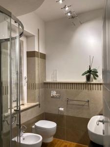 格罗塞托Thesan Lodge, chic & modern design apartment的一间带卫生间和水槽的浴室
