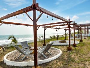 KasoaMarlin All Inclusive Resort的一组椅子坐在海滩上