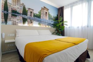马德里Hotel BESTPRICE Alcalá的一间卧室配有一张带黄色毯子的大床