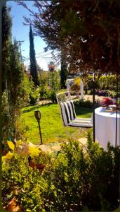 纳帕沙尔多奈酒店的草原上带桌椅的花园