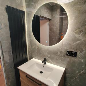 库特诺Apartament Perła Kutna的浴室设有白色水槽和镜子