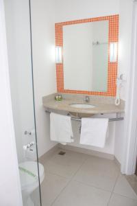 伊图Hotel e Pousada Bem Bom - Itu的一间带水槽和镜子的浴室