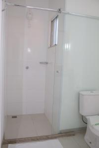 伊图Hotel e Pousada Bem Bom - Itu的带淋浴和卫生间的浴室
