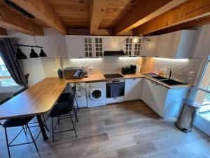Feissons-sur-SalinsAppart Duplex Chalet plein Sud的厨房配有桌椅