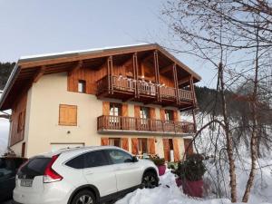 Feissons-sur-SalinsAppart Duplex Chalet plein Sud的停在房子前面的白色汽车