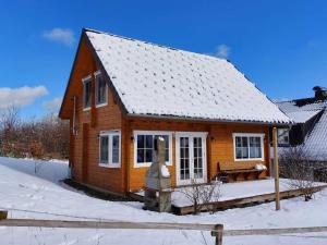 梅德巴赫Home in Wissinghausen with Private Sauna的一座小木屋,地面上积雪