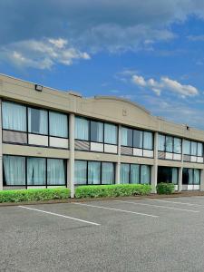 萨尼亚Residence & Conference Centre - Sarnia的停车场里有很多窗户的建筑