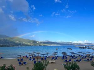 阿利卡纳斯Agia Kiriaki Bungalows的海滩上设有椅子和遮阳伞,水面
