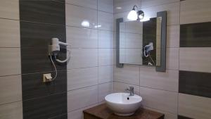 阿利卡纳斯Agia Kiriaki Bungalows的一间带水槽和镜子的浴室
