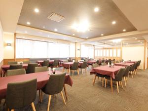ChikuniApprising hotels GranJam Tsugaike - Vacation STAY 77381v的一间用餐室,内设桌椅