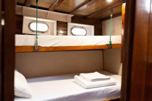 圣阿德里安-德贝索斯Barco clásico en Barcelona的小房间,船上配有两张双层床