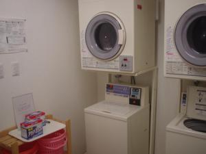 FukuroiCosmo Inn - Vacation STAY 42006v的洗衣房配有洗衣机和洗衣机