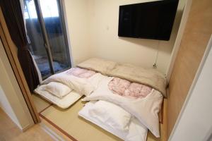 KikuyoAirport Kikuyo Forest - Vacation STAY 14128的配有平面电视的客房内的两张床