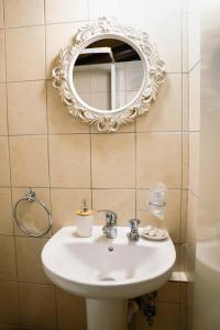 尼科西亚Archontiko Rousias的浴室设有水槽和墙上的镜子