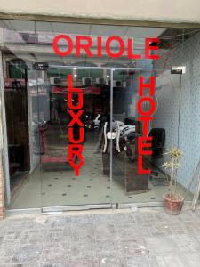 伊斯兰堡Oriole Luxury Hotel的带有词性自动商店的商店前窗