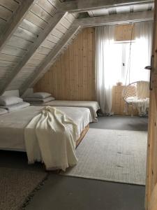 GarczChata na Zielonym Wzgórzu的一间卧室设有两张床和大窗户