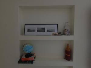 赞布热拉-杜马尔Hakuna Matata Hostel的书架,画面,球盘和书