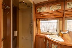 维拉韦德Villaverde Glamping的一间带水槽和窗户的浴室